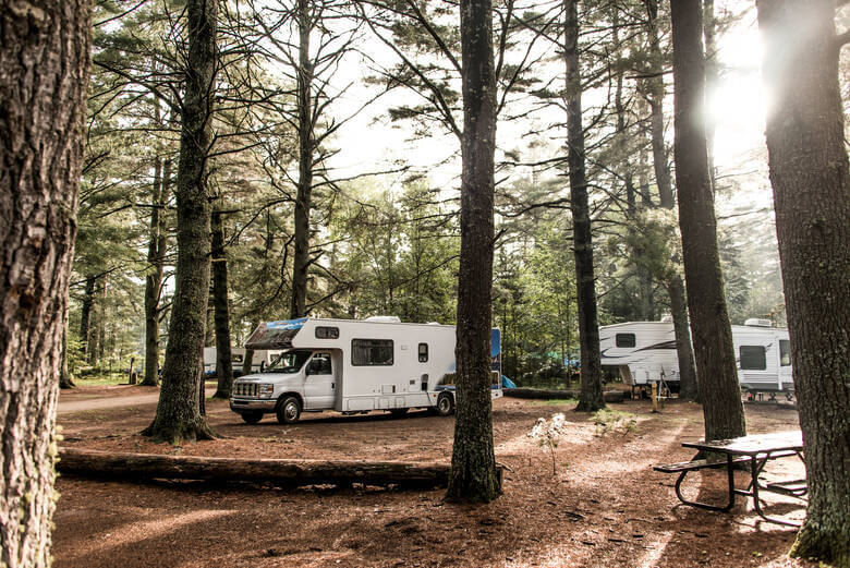 Wohnmobil campt im Algonquin Provincial Park in Kanada zwischen Bäumen