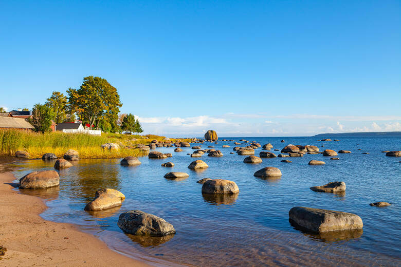 Kleiner Strandabschnitt an der Küste von Estland