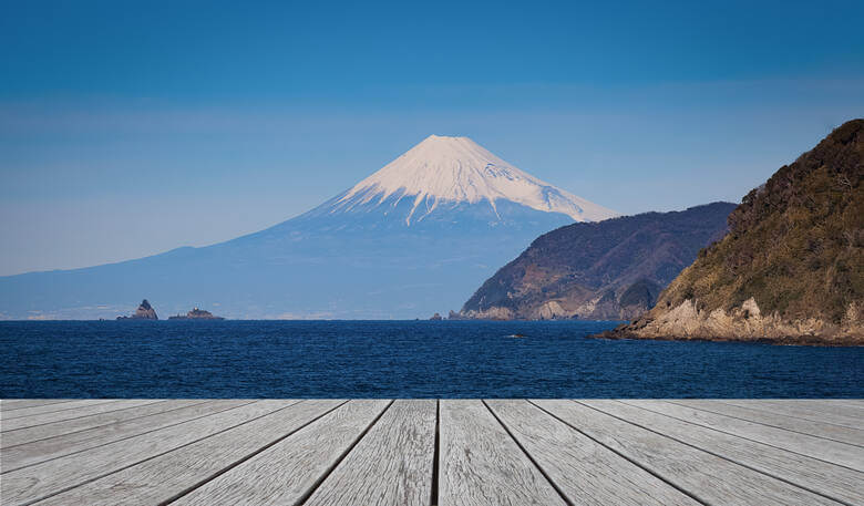 Blick auf den Mount Fuji in Japan von einem See aus
