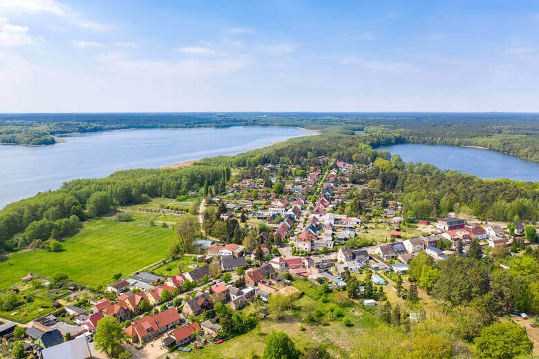 Blick auf Dorf in Brandenburg und die Seen