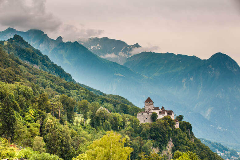 Schloss von Vaduz und die Alpen in Liechtenstein