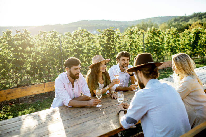 Weinwanderung mit Verkostung: Personen probieren den Wein