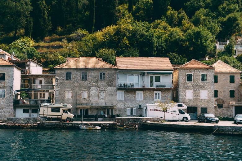 Wohnmobil steht in einem kleinen Strandort in Montenegro