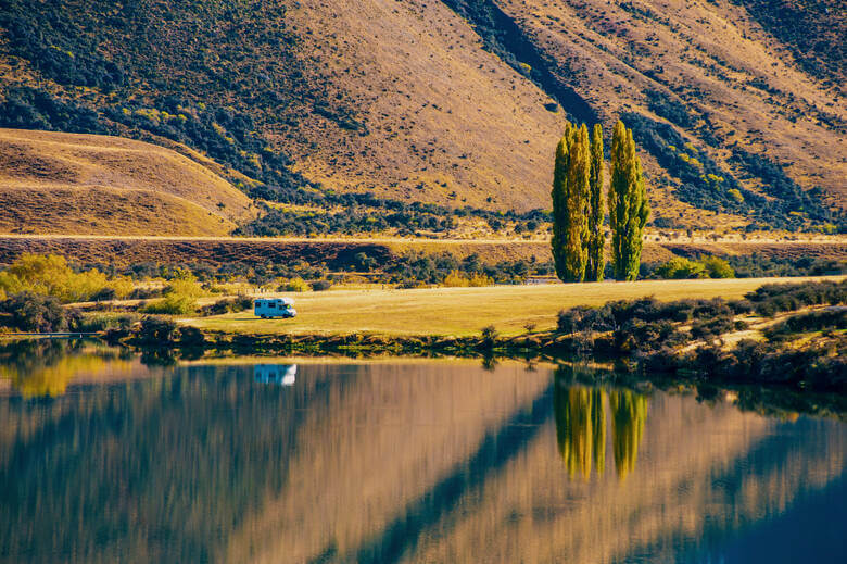 Wohnmobil campt in einer Hügellandschaft in Neuseeland