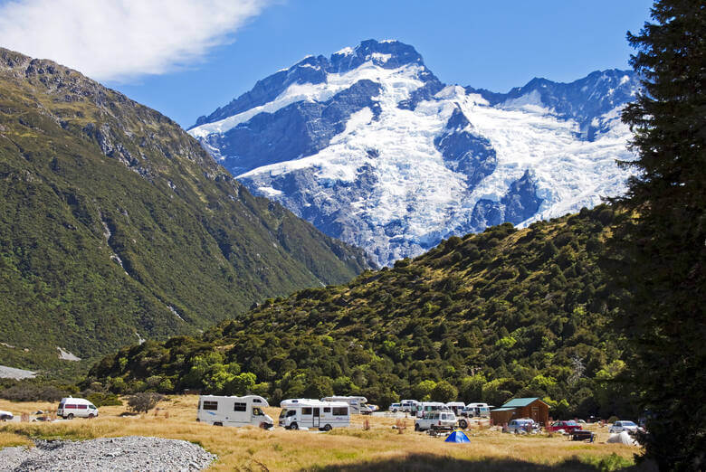 Wohnmobile in Neuseeland vor dem schneebedeckten Mount Cook