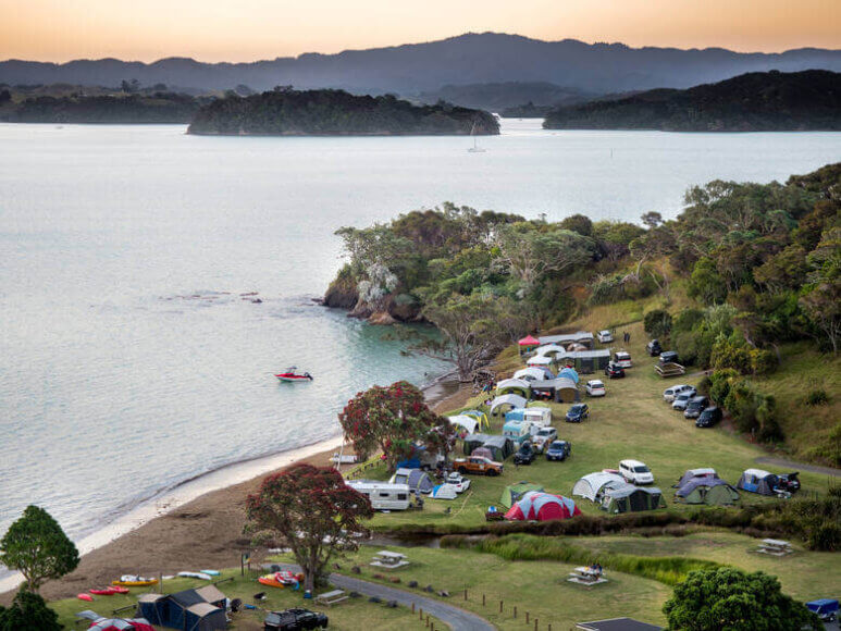 Campingplatz an der Puriri Bay in Neuseeland am Abend