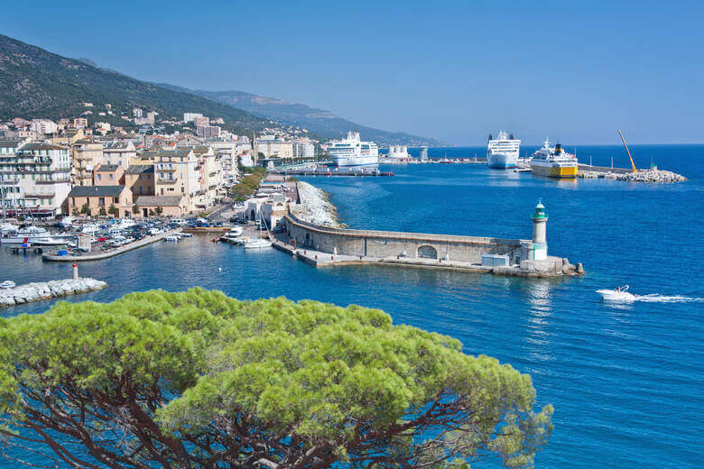 Fähren kommen am Hafen von Bastia auf Korsika an