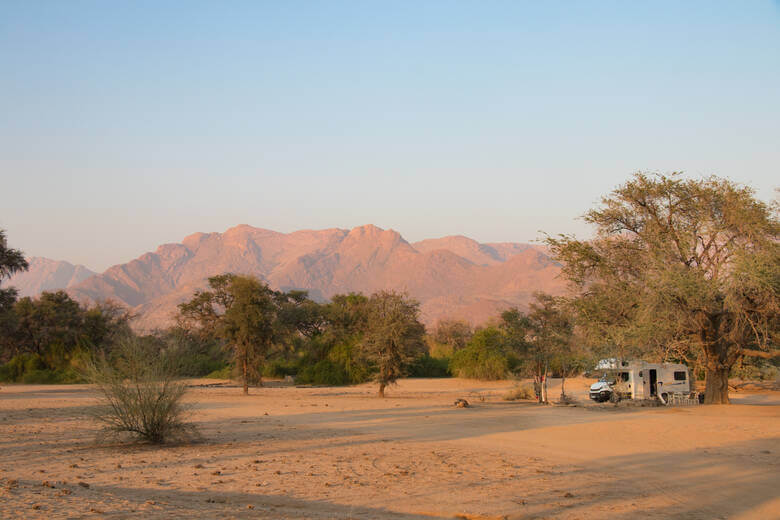 Camper parkt mitten in der Wüstenlandschaft in Namibia
