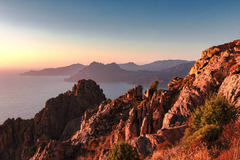 Die wild zerklüftete Berglandschaft auf der Insel Korsika am Abend