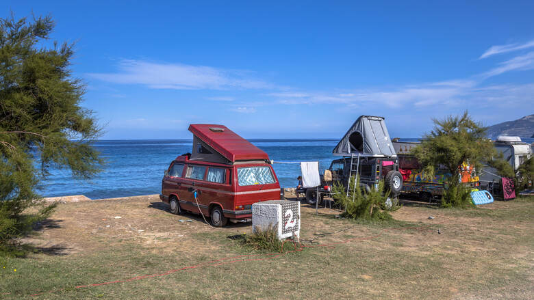 Camper an Ladestationen auf Korsika am Meer