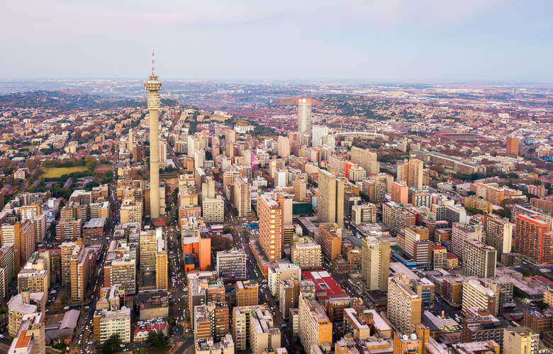 Luftansicht auf Hochhäuser im Stadtzentrum von Johannesburg