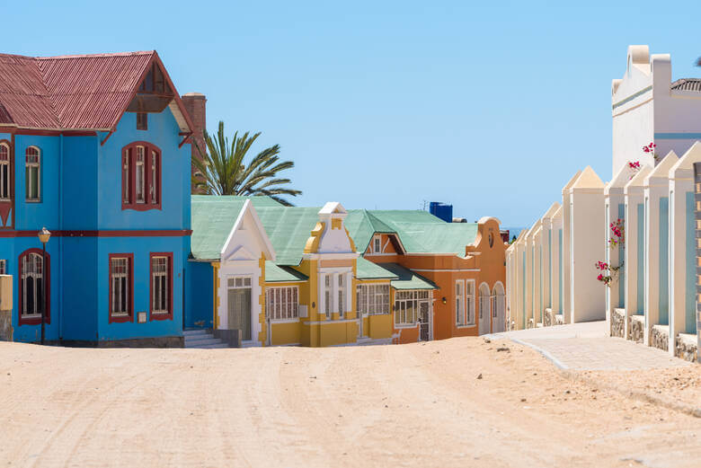 Bunte Häuser in der Wüstenstadt Lüderitz in Namibia