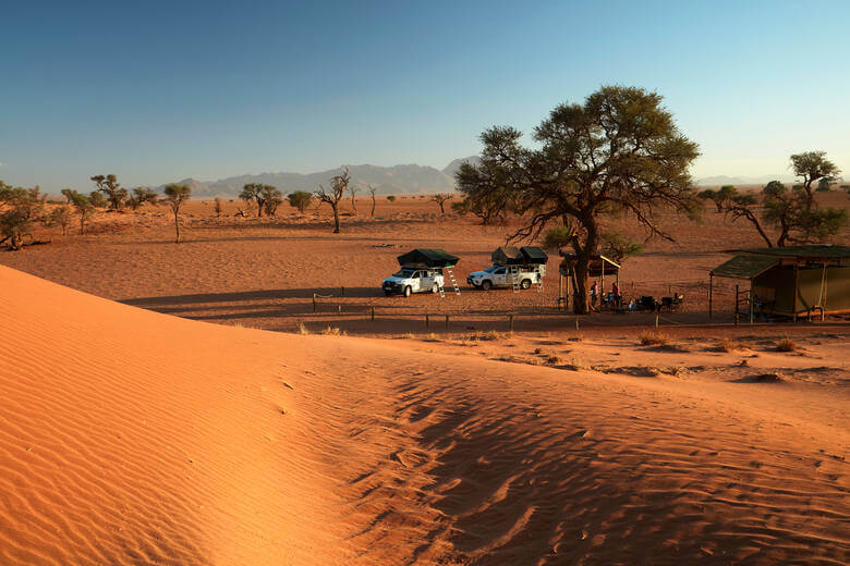 Camper mitten in der Namib-Wüste