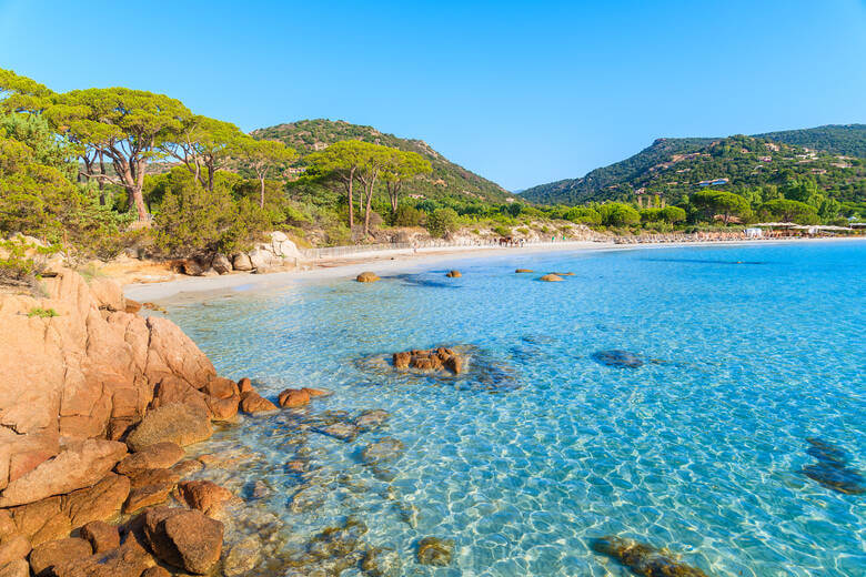 Türkisfarbenes Wasser an einem Strand auf Korsika