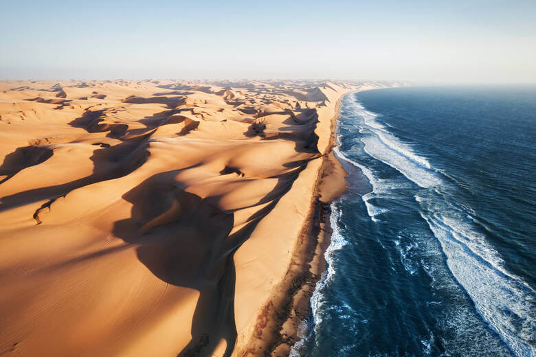 Sanddünen am Meer in Namibia