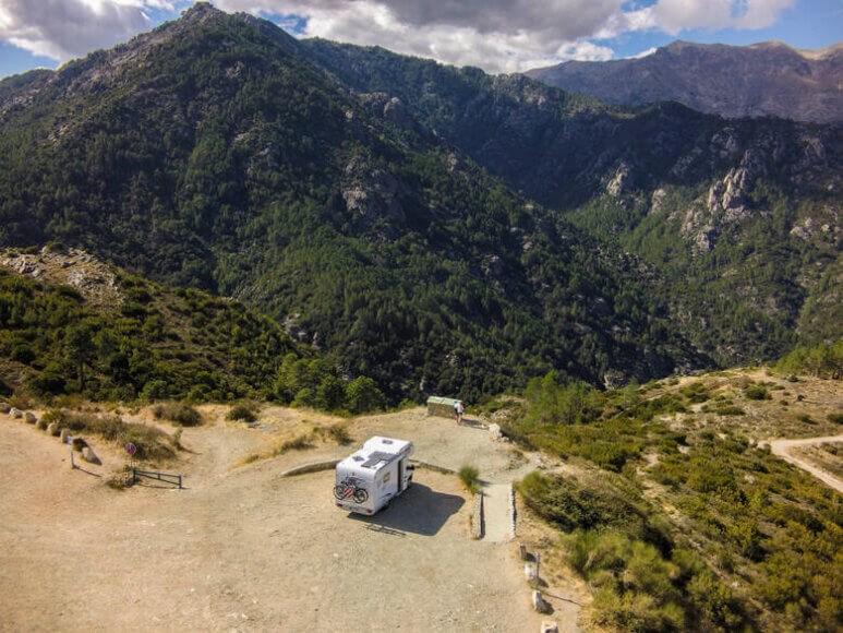 Wohnmobil parkt am Bergpass auf Korsika