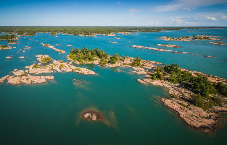 Luftaufnahme der Georgian Bay mit ihrer Felsenlandschaft umgeben von Wasser