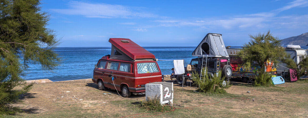 Camper stehen direkt am Meer an Ladestationen auf Korsika