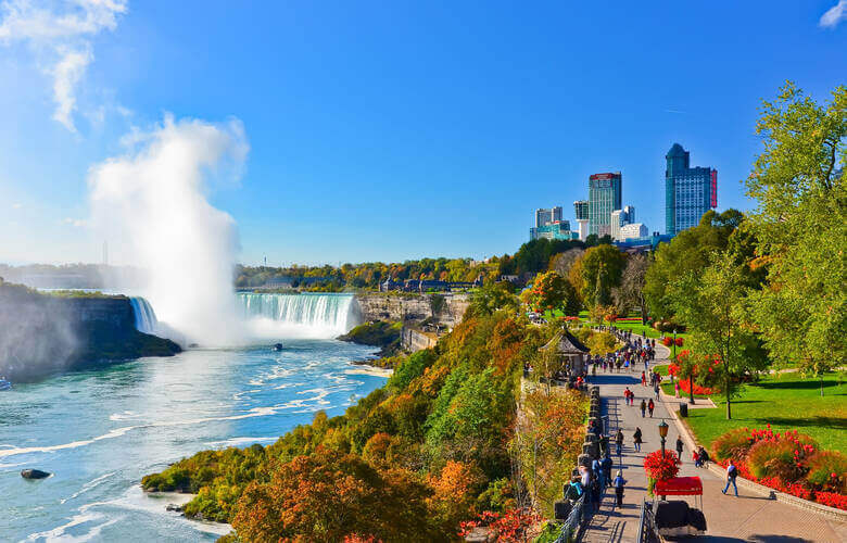 Blick auf die Niagara Fälle von weiter weg mit einem Park im Vordergrund