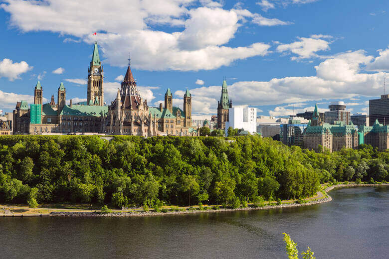 Blick auf Parliament Hill von der anderen Seite des Flusses im Sommer