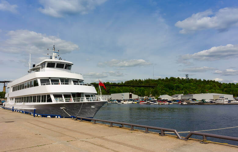 Im Hafen von Parry Sounds ankern viele kleine Schiffe und größere für Schiffsausflüge