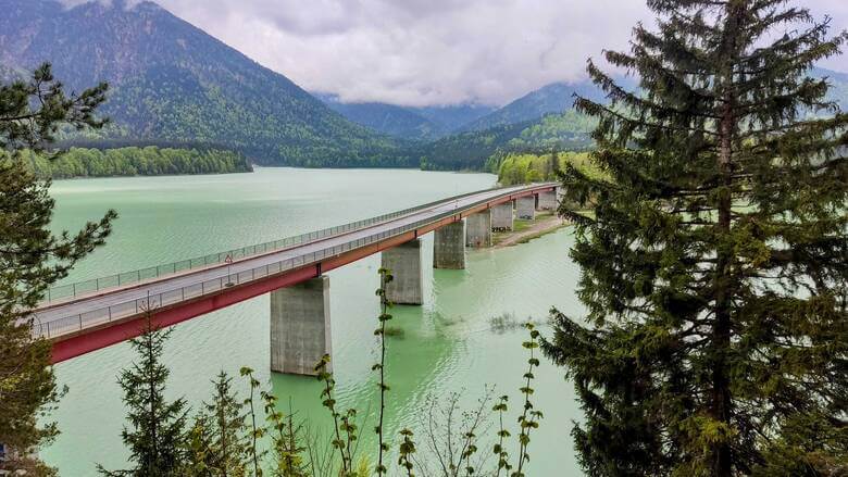 Blick auf den Sylvensteinsee in Bayern