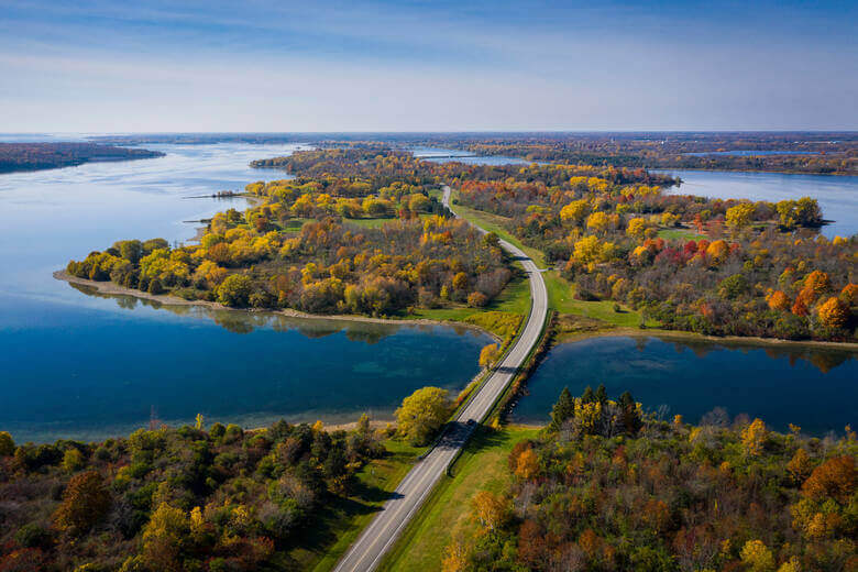 Luftaufnahme von Lake Ontario mit vielen Inseln und eine Straße, die darüber führt
