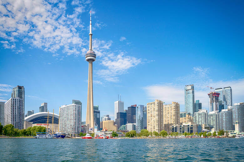 Die Skyline von Toronto mit dem CN Tower vom Wasser aus