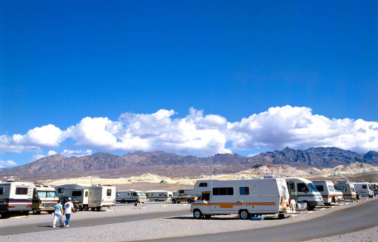 Stellplatz voller Camper im Death Valley