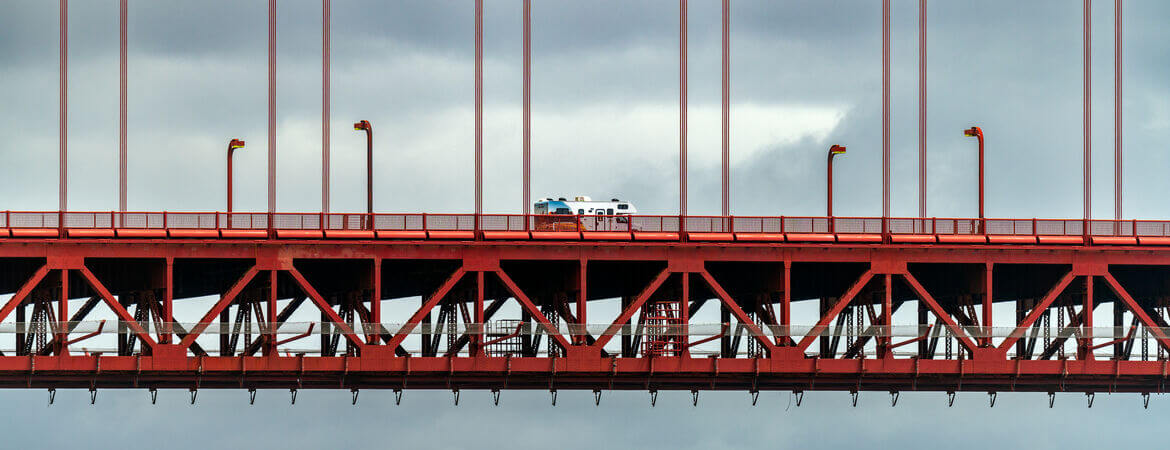 Wohnmobil fährt über die Golden Gate Bridge