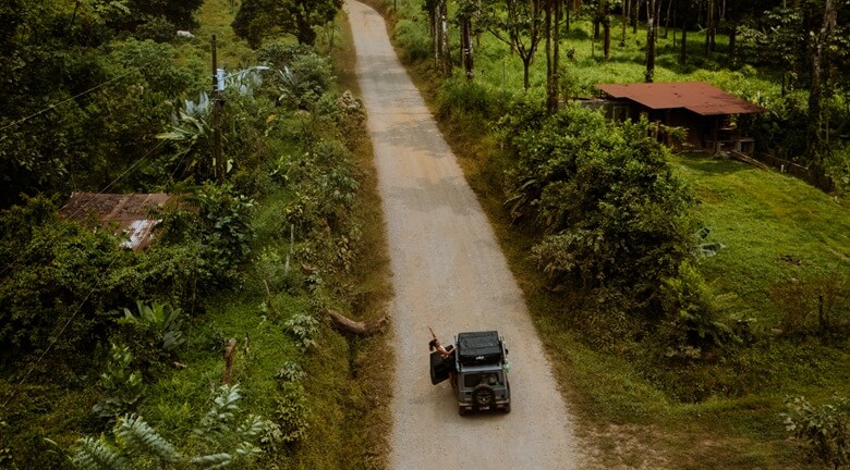 Camper auf einer Straße in Costa Rica 