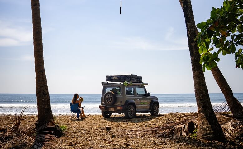 Frau mit Camper auf Costa Rica direkt am Strand 