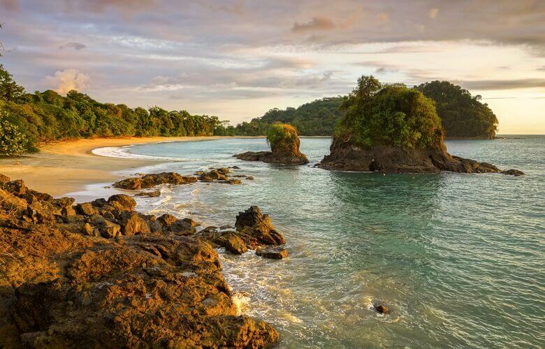 Sonnenuntergang am Strand im Nationalpark Manuel Antonio, Costa Rica