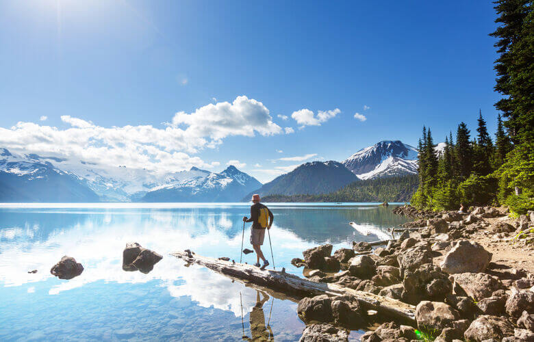 Wanderer am Lake Garibaldi bei Whistler, BC