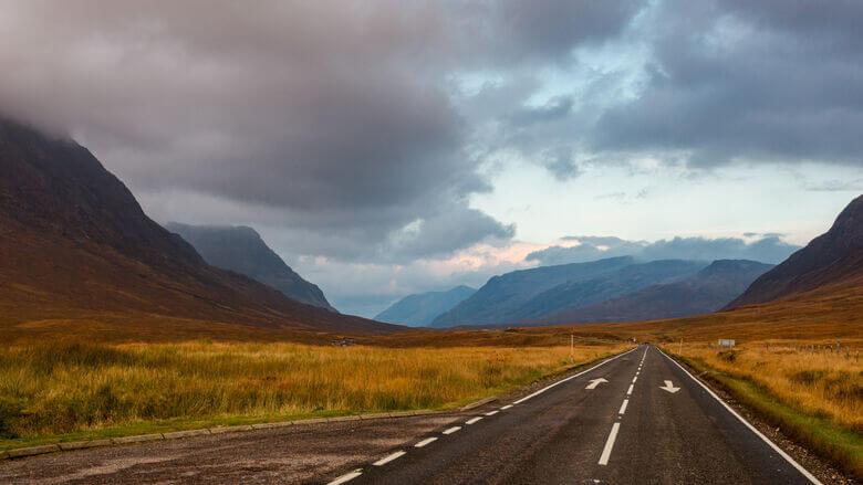 Straße durch Glencoe in Schottland
