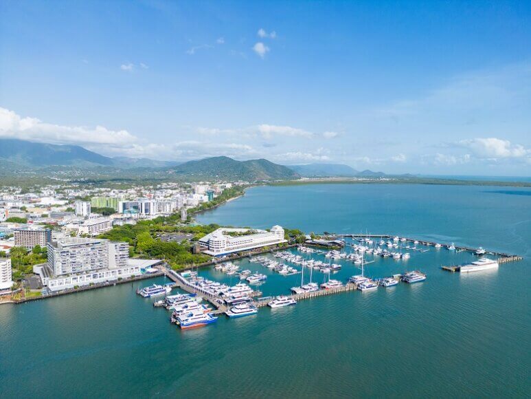 Blick auf Cairns mit Hafen in Australien