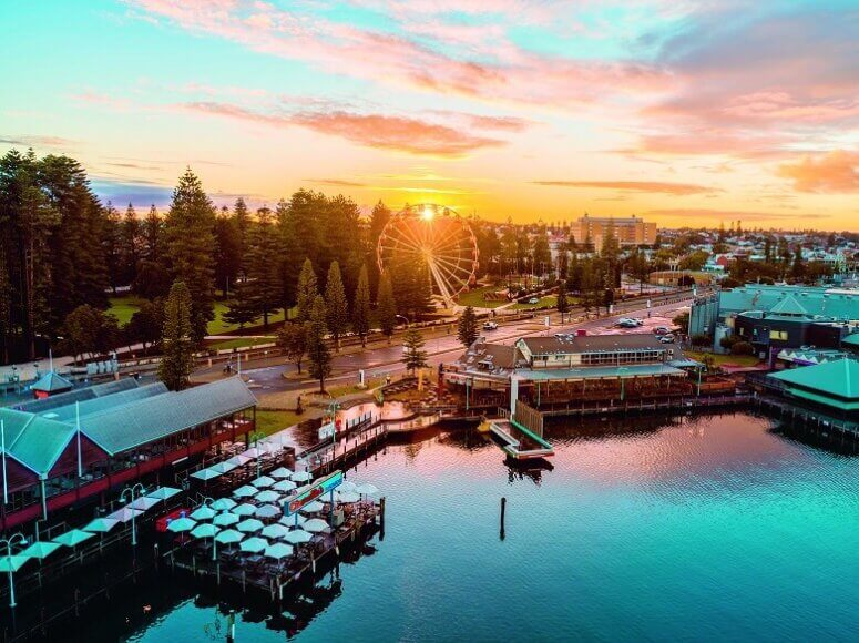 Sonnenuntergang über der Kleinstadt Fremantle in Westaustralien