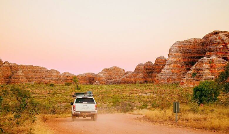 Weißer Campervan fährt durch das australische Outback