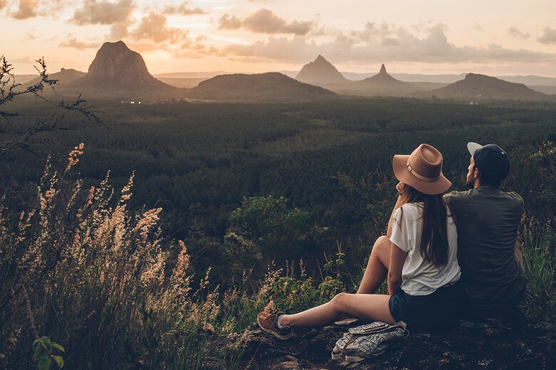 Paar genießt den Blick auf die Berge im Hinterland von Queensland