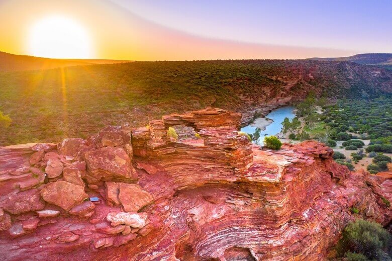 Ein Fluss schlängelt sich durch rote Felsen im Kalbarri-Nationalpark