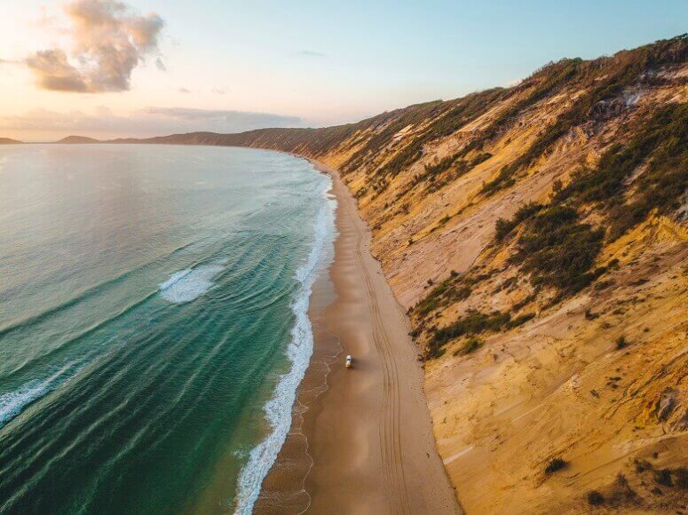 Allrad-Camper an einem Strand in Australien