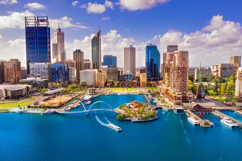 Blick auf die australische Stadt Perth mit Wolkenkratzern