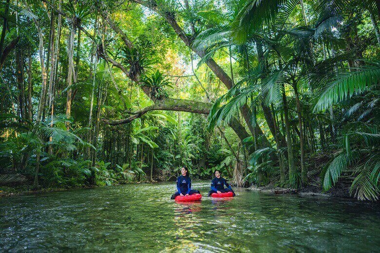 Zwei Frauen auf dem Wasser im Regenwald von Australien