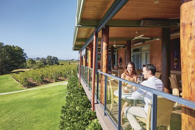 Pärchen sitzt in einer Lodge im Weinanbaugebiet Swan Valley