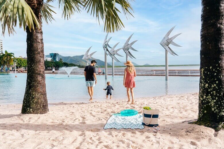 Familie steht an einem Strand in Cairns in Australien