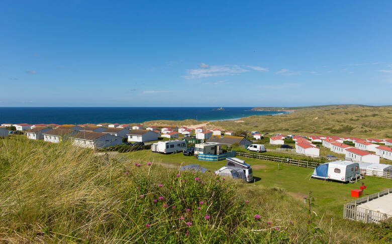 Wohnmobile auf einem Campingplatz in England direkt am Meer