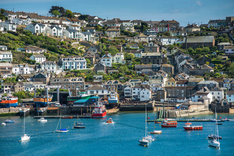 Boote in einem Küstenort in Cornwall, Südengland 