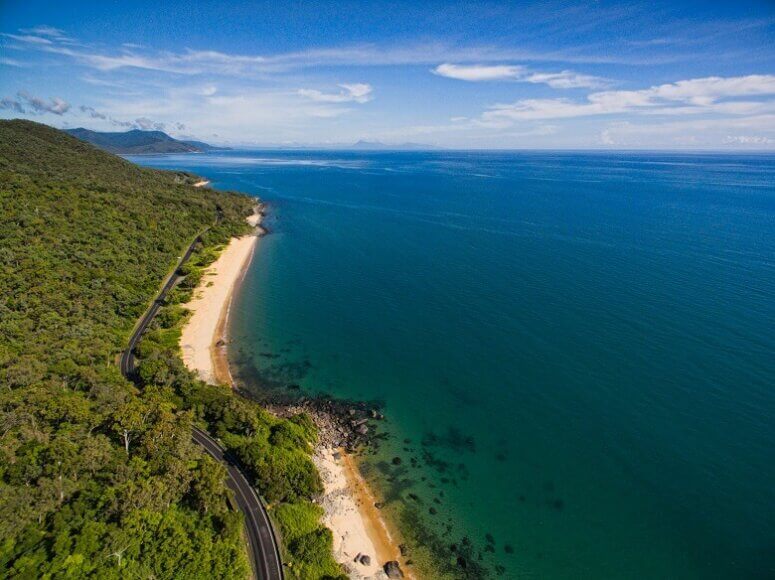 Panoramastraße Great Barrier Reef Drive führt am Meer in Australien entlang 