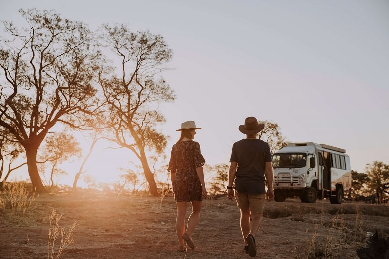 Paar in den Abendstunden im Outback Queenslands 