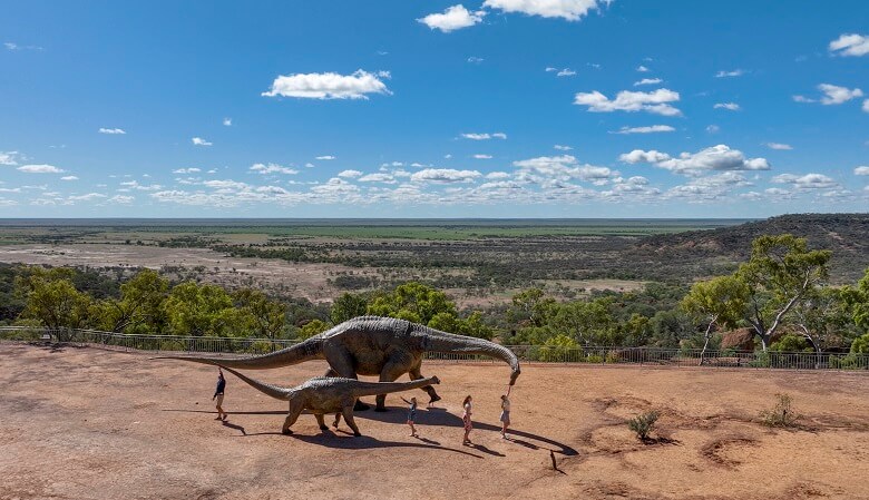 Dinosaurierstatuen im Outback Queenslands